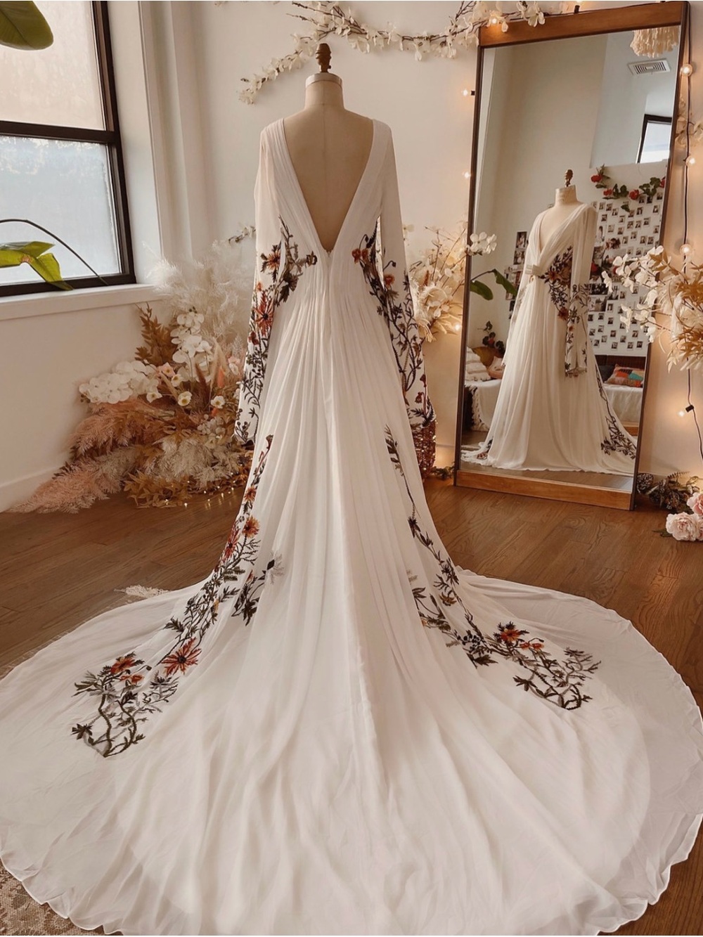Bohemian Ivory V-Back Wedding Dress with Floral Embroidery